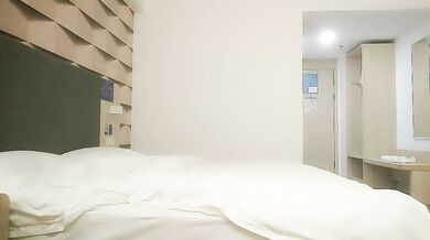 一代炮王【山鸡岁月】完整版未流出，绿帽老公想灌醉老婆 在约男技师3P轮上老婆 没灌醉没操成 (1)