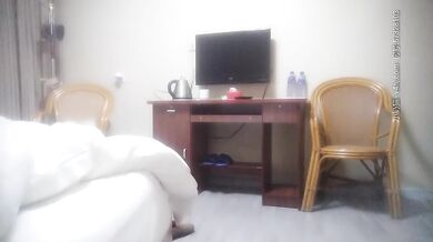 【足疗店小粉灯】偷拍真实按摩足疗店，还在哺乳期，有奶水，大叔直接要求挤到嘴里面 (1)